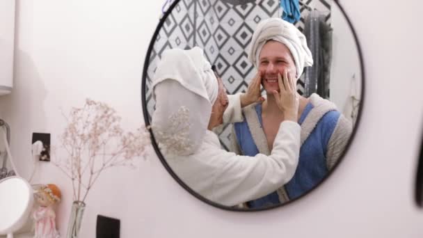 Zabawna Para Stojąca Przed Lustrem Łazience Prysznicu Mężczyzna Kobieta Białym — Wideo stockowe