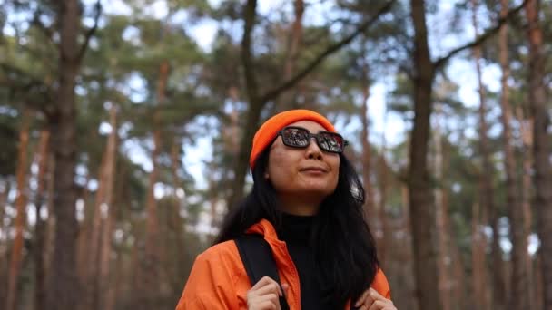 Ведучий Парку Азіатська Дівчина Турист Рюкзаком Прогулюється Через Сонячне Світло — стокове відео