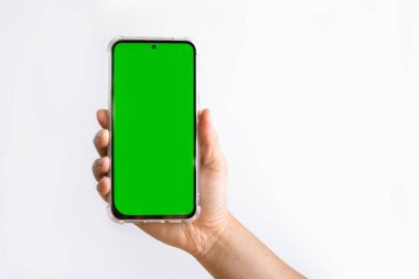 Beyaz arka planda izole edilmiş yeşil ekranlı akıllı telefon..