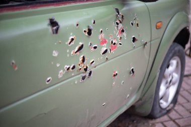 Ukrayna 'daki savaş sırasında arabalara ateş etmiş. Ukrayna 'daki savaş sırasında arabalara ateş etmiş. Bir Rus tarafından vurulan sivillerin arabaları. Arabalarda şarapnel delikleri