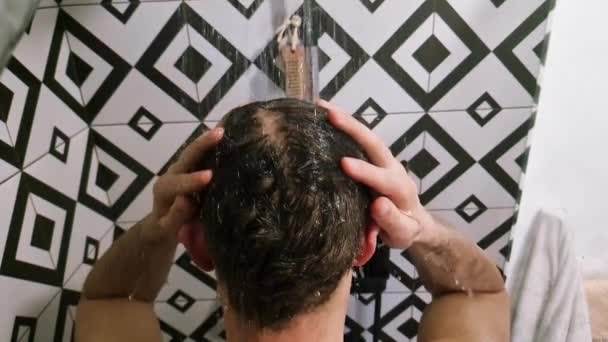 Mannen Duschen Tvättar Håret Duscha Badrummet Hemma Oigenkännlig Person Bakifrån — Stockvideo
