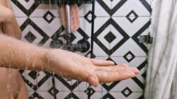 Duştan Gelen Bir Kadının Eline Dökülüyor Yakın Plan — Stok video