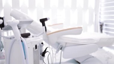 Yaşlanma önleyici veya sivilce tedavisi için spa kliniğindeki yüz bakımı makinesine eklentiler. Estetik tıp, güzellik aletleri, güzellik endüstrisindeki son teknolojiler..