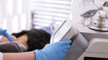 Kesirli lazer karbondioksit prosedürü. Güzellik kliniğinde kozmetik tedavi. Cilt bakımında lazer tedavisi gören bir kadın. Yüzündeki kırışıklıklar, yaralar ve güneş hasarları için yüzeye çıkma tekniği.. 