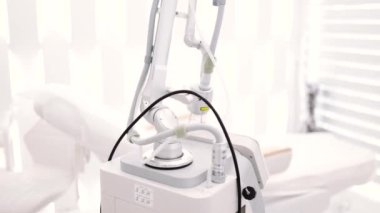 Yaşlanma önleyici veya sivilce tedavisi için spa kliniğindeki yüz bakımı makinesine eklentiler. Estetik tıp, güzellik aletleri, güzellik endüstrisindeki son teknolojiler..