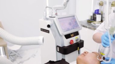 Kesirli lazer karbondioksit prosedürü. Güzellik kliniğinde kozmetik tedavi. Cilt bakımında lazer tedavisi gören bir kadın. Yüzündeki kırışıklıklar, yaralar ve güneş hasarları için yüzeye çıkma tekniği.. 