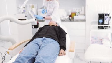 Kesirli lazer karbondioksit prosedürü. Güzellik kliniğinde kozmetik tedavi. Cilt bakımında lazer tedavisi gören bir kadın. Yüzündeki kırışıklıklar, yaralar ve güneş hasarları için yüzeye çıkma tekniği.. 