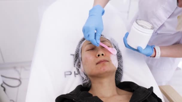 Kosmetolog Nanáší Krém Klientovi Tváře Provádí Kosmetické Procedury Čistí Obličej — Stock video