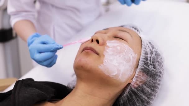 Kosmetologis Menerapkan Krim Pipi Klien Melakukan Prosedur Kosmetik Pembersihan Wajah — Stok Video