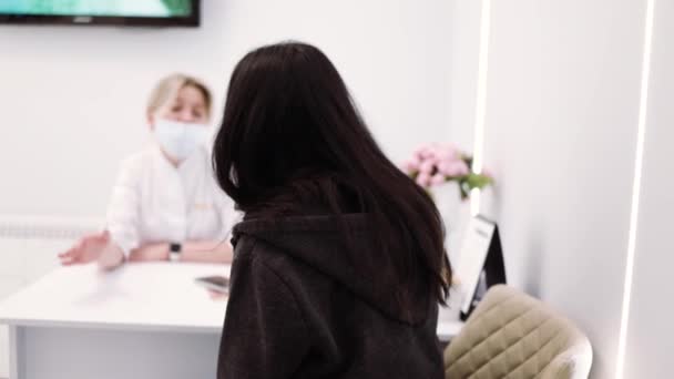 Konsultacja Zdrowia Urody Kobiet Kosmetologiem Lekarz Kosmetolog Pacjent Recepcji Salonie — Wideo stockowe