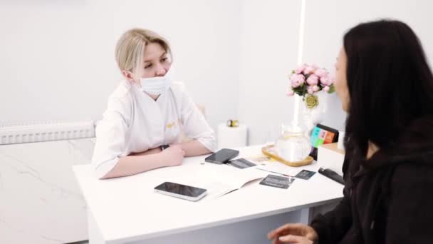 Kvinnors Hälsa Och Skönhet Samråd Med Kosmetolog Läkare Kosmetolog Patient — Stockvideo