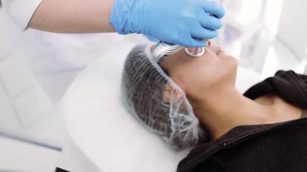 分数激光Co2程序 美容院的整容治疗 在护肤诊所接受激光皮肤治疗的妇女 疤痕和皮肤上太阳损伤的修复技术 — 图库视频影像