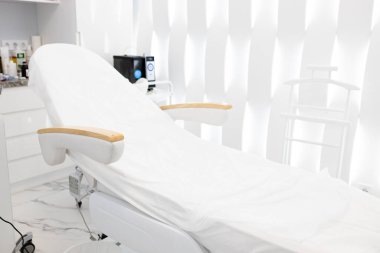 Yaşlanma önleyici veya sivilce tedavisi için spa kliniğindeki yüz bakımı makinesine eklentiler. Estetik tıp, güzellik aletleri, güzellik endüstrisindeki son teknolojiler..