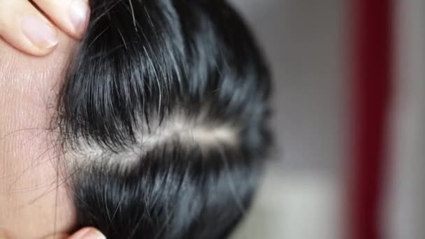 Молодая Азиатка Смотрит Сквозь Седые Волосы Седые Волосы Закрываются Ранний — стоковое видео