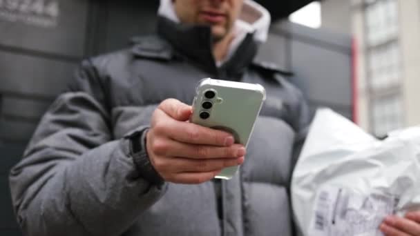 Человек Получает Посылку Автоматического Почтового Ящика Используя Смартфон Улице Концепция — стоковое видео