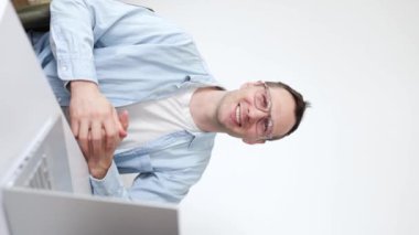 POV Webcam görüntüleme genç çalışan işçi iş adamı yöneticisi çevrimiçi toplantı konferans video görüşmesi ile konuşan kapalı ofis dikey video iş yerinde akıllı telefon kamera kullanarak