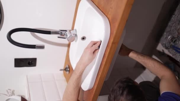 Hydraulik Naprawia Pułapkę Śmieci Ręce Mężczyzny Naprawiają Instalację Pod Zlewem — Wideo stockowe