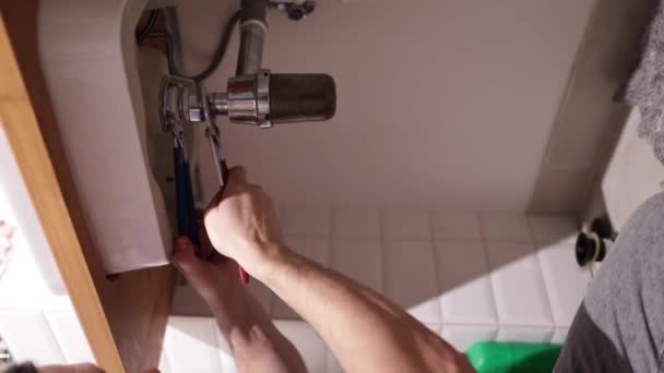 배관공은 폐기물 함정을 고칩니다 남자의 화장실의 싱크대 임명을 고칩니다 비디오의 — 비디오