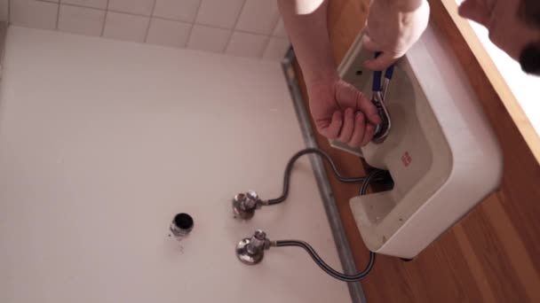 Canalizador Conserta Armadilha Lixo Pia Mãos Homem Consertam Instalação Sob — Vídeo de Stock