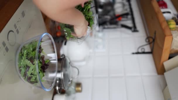 Kulinariska Koncept Tillagning Ingredienser För Hemlagad Mat Vertikalt Sköt Oigenkännlig — Stockvideo
