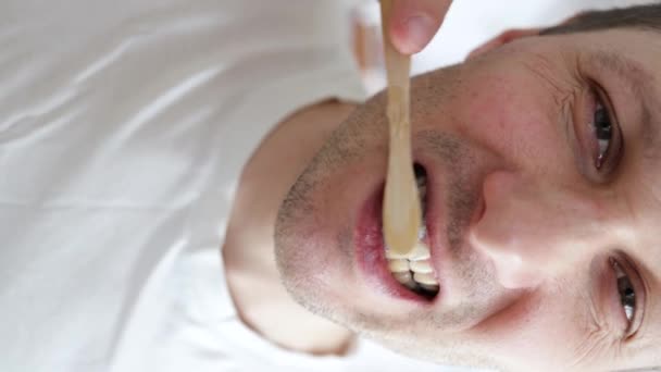 Вертикальне Відео Молодий Чоловік Чистить Зуби Ванній Хлопець Прибирає Рот — стокове відео