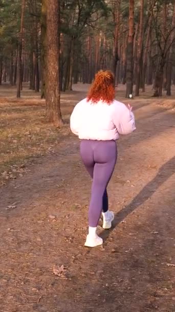 Atletická Tlustá Zrzavá Žena Sportovním Oblečení Prochází Lese — Stock video