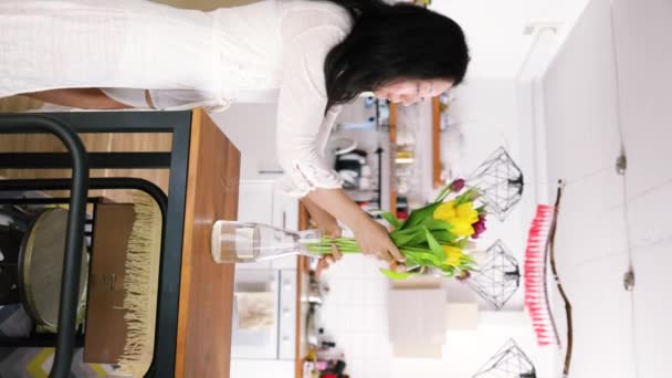 Die Hand Einer Asiatin Legt Einen Strauß Tulpen Eine Vase — Stockvideo