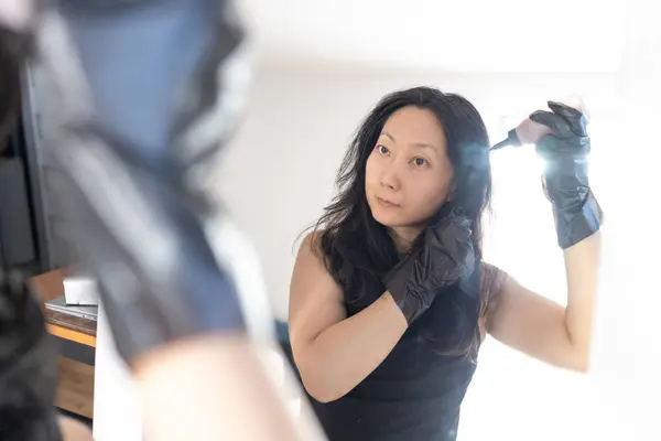 Home Made Hair Dye Home Beauty Middle Aged Asian Woman Stok Gambar Bebas Royalti