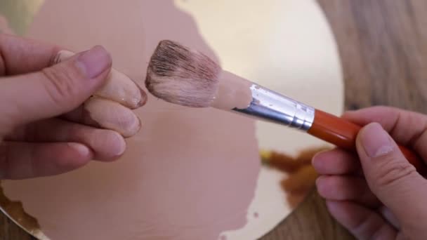 Cepillar Una Capa Maquillaje Mano Para Comprobar Textura Tono — Vídeo de stock