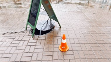 Yolda siper olmadan derin bir sunroof yayalar ve arabalar için tehlikelidir. Bir patikadaki açık kanalizasyon deliğinin çiti uyarısı. 