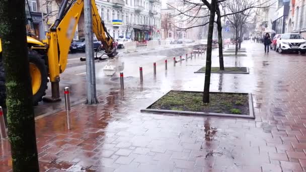 Bitumen Asfalt Ile Çukur Onarımı Yolda Çalışan Bakım Görevlileri — Stok video
