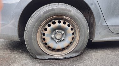 Lastik patladı. Tekerlek patladı.