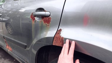 Paslı sağ çamurluk paslanmış demir kusuruyla kaplı..