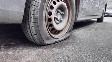 Lastik patladı. Tekerlek patladı.