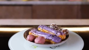 Fransız pastası kremalı ekler var. Ekler daire şeklinde döner. Seçici odaklanma. fırında tatlı yemek. 