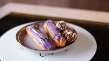 Fransız pastası kremalı ekler var. Ekler daire şeklinde döner. Seçici odaklanma. fırında tatlı yemek. 