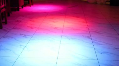 Boş disko zemini çok renkli karelerle parlıyor. Dans eden bacaklı klasik bir disko. 80 'ler tarzında bir gece kulübünde parti. Bir gece kulübünün zemininde.