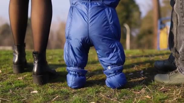 Rodiče Učí Dítě Chodit Batole Dělá První Krůčky Koncepce Snů — Stock video