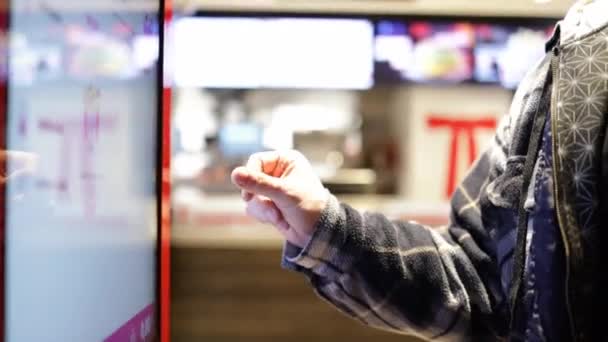 Человек Выбирает Десерт Через Автомат Самообслуживания Ресторане Быстрого Питания Человек — стоковое видео