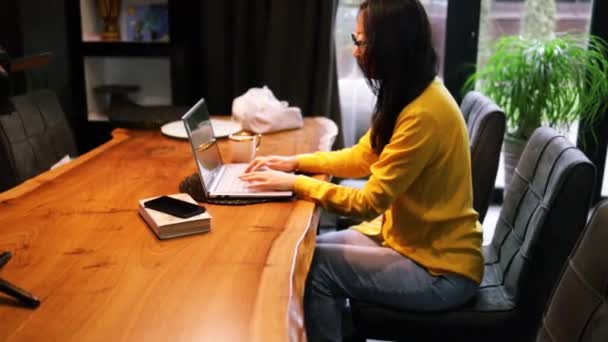 Fiatal Felnőtt Ázsiai Üzletasszony Gépelés Laptop Számítógép Dolgozik Interneten Női — Stock videók