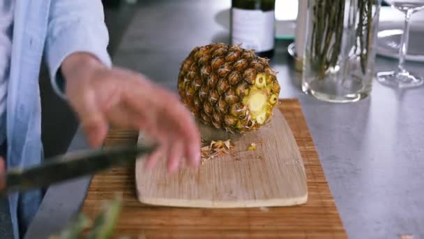Mann Schneidet Fruchtfleisch Geschälter Reifer Ananas Der Küche Süße Köstliche — Stockvideo
