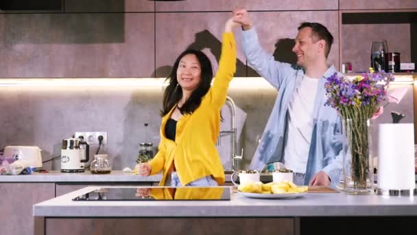 Jong Gelukkig Actief Familie Paar Dansen Samen Koken Eten Thuis — Stockvideo