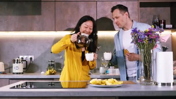 Familia Bebiendo Sentado Casa Cocina Cerca Feliz Pareja Sonriente Riendo — Vídeos de Stock