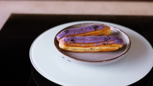 Prăjituri Franceze Glazurate Eclairs Cremă Ecaterina Rotește Într Cerc Focalizare — Videoclip de stoc