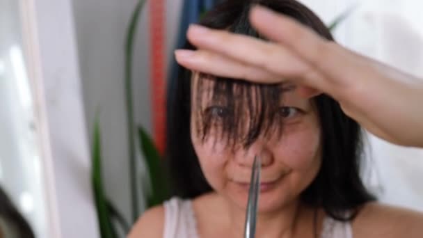 Mladý Dospělý Autentický Asijské Žena Self Cutting Bangs Haircut Nůžky — Stock video