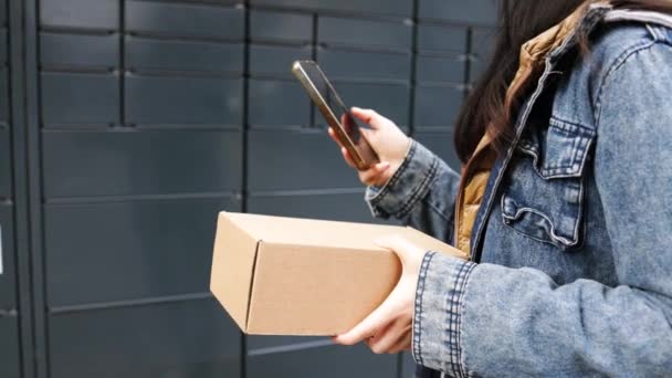 Kvinna Tar Emot Paket Från Postterminalen Maskin Med Hjälp Smartphone — Stockvideo