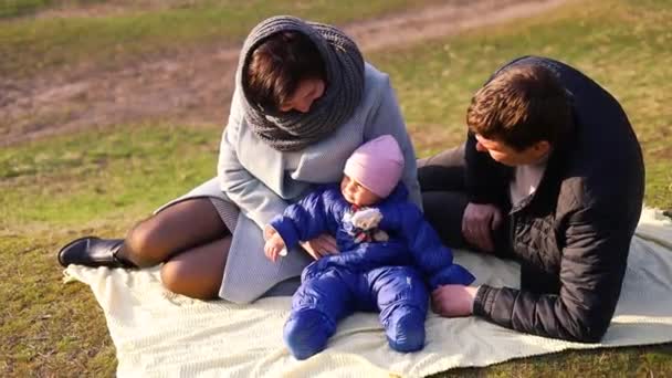 Família Encantadora Segurando Bebê Recém Nascido Suas Mãos Brincando Juntos — Vídeo de Stock