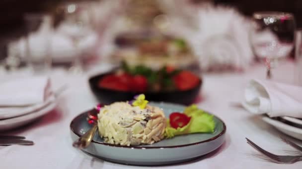 Τραπέζια Εστιατόριο Έτοιμα Για Δείπνο Σερβιρισμένα Για Γιορτή Γαμήλια Γενέθλια — Αρχείο Βίντεο