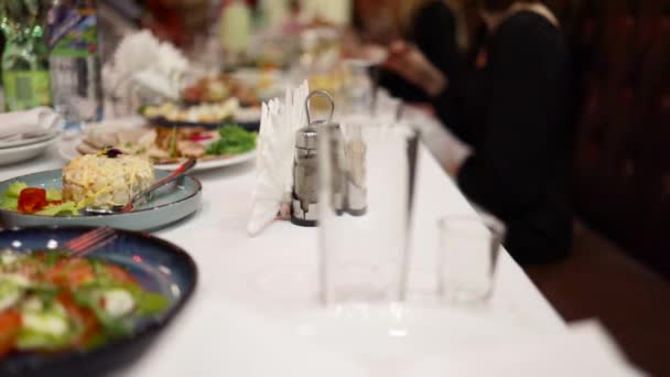 Mesas Restaurante Listo Para Cena Servido Para Las Vacaciones Fiesta — Vídeos de Stock