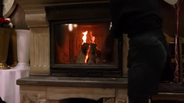 Mujer Cerca Haciendo Fuego Junto Chimenea Sala Familiar Casa Campo — Vídeos de Stock